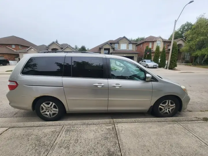 Honda Odyssey 2005 photo 2