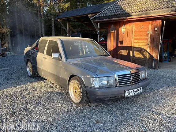 Mercedes-Benz 190 1985 photo 2