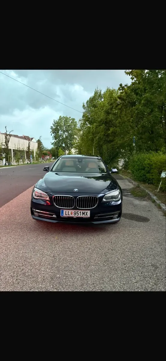 BMW 7 Series 2012 photo 2