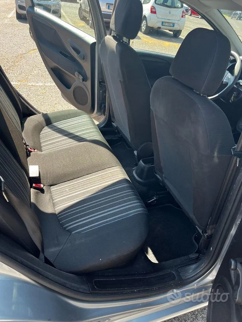 Fiat Punto 2011 photo 2