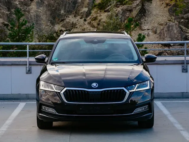 Skoda Octavia Combi 2023 photo 2