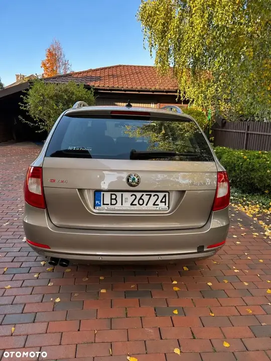 Skoda Superb 2011 photo 5