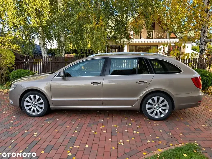 Skoda Superb 2011 photo 4