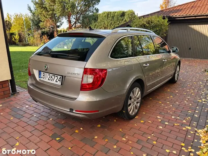 Skoda Superb 2011 photo 3