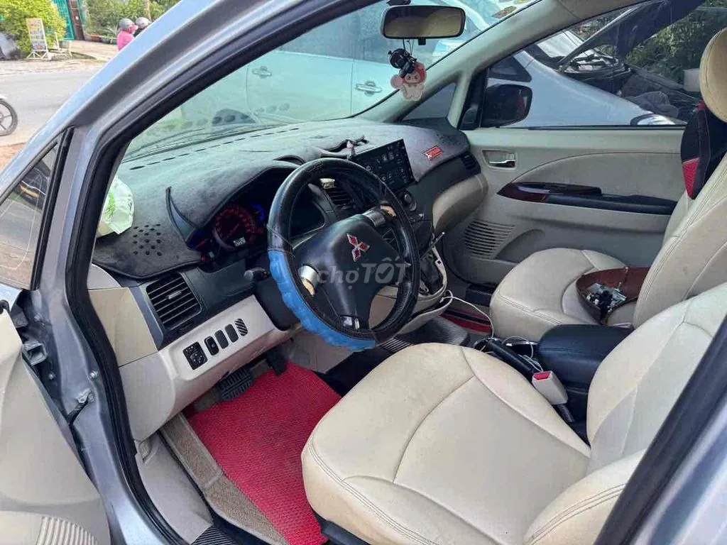 Mitsubishi Grandis 2008 photo 5