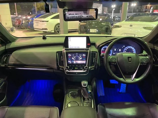 Toyota Crown Hybrid 2019 photo 2