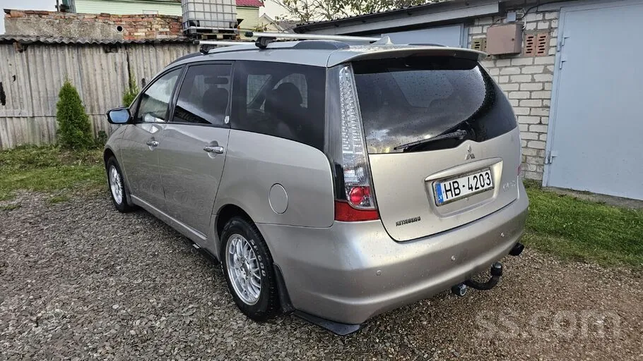 Mitsubishi Grandis 2008 photo 3