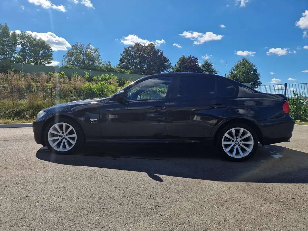 BMW 3 Series 2009 photo 2
