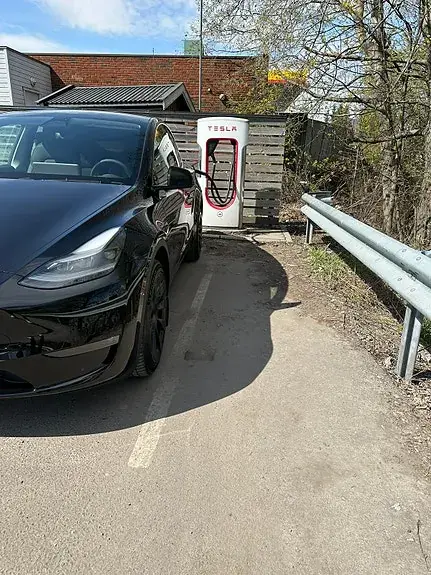 Tesla Model Y 2023 photo 2