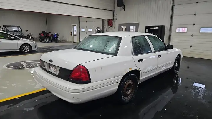 Ford Crown Victoria 2011 photo 5