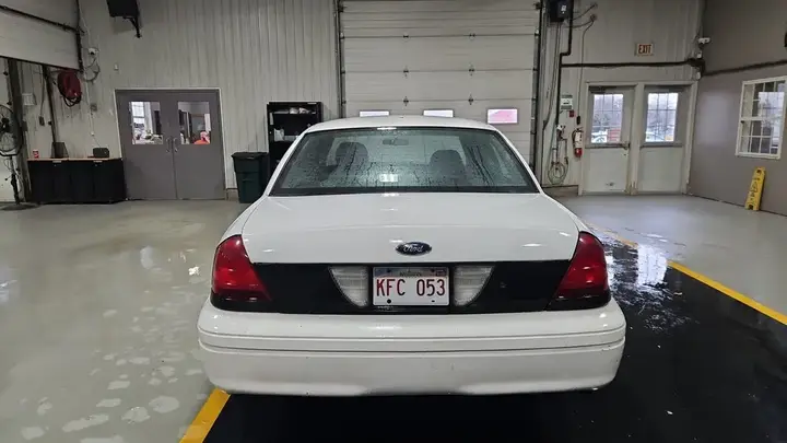 Ford Crown Victoria 2011 photo 4