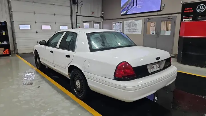 Ford Crown Victoria 2011 photo 3