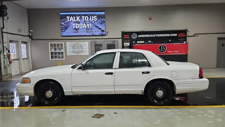 Ford Crown Victoria 2011 photo 2