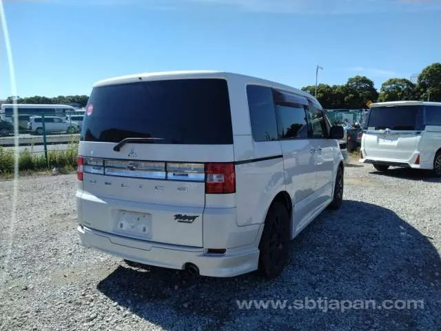 Mitsubishi Delica 2011 photo 4