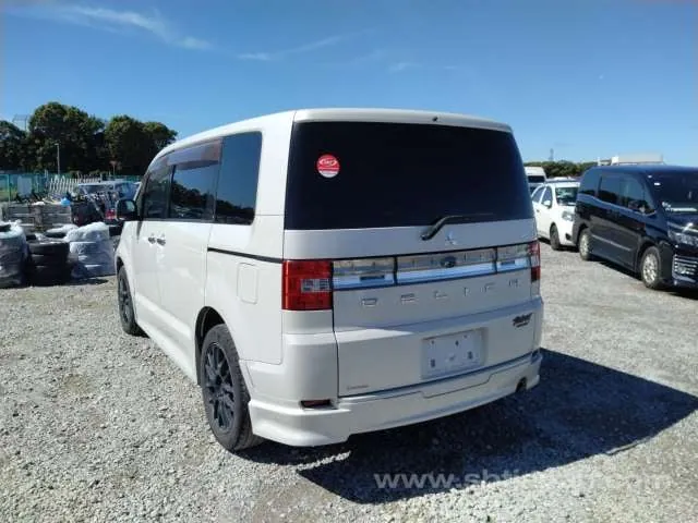 Mitsubishi Delica 2011 photo 3
