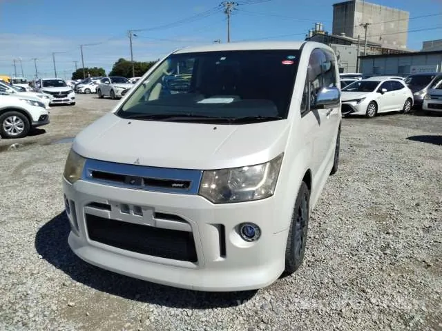 Mitsubishi Delica 2011 photo 2