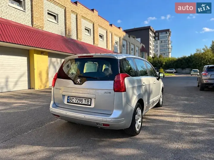 Peugeot 5008 2011 photo 5