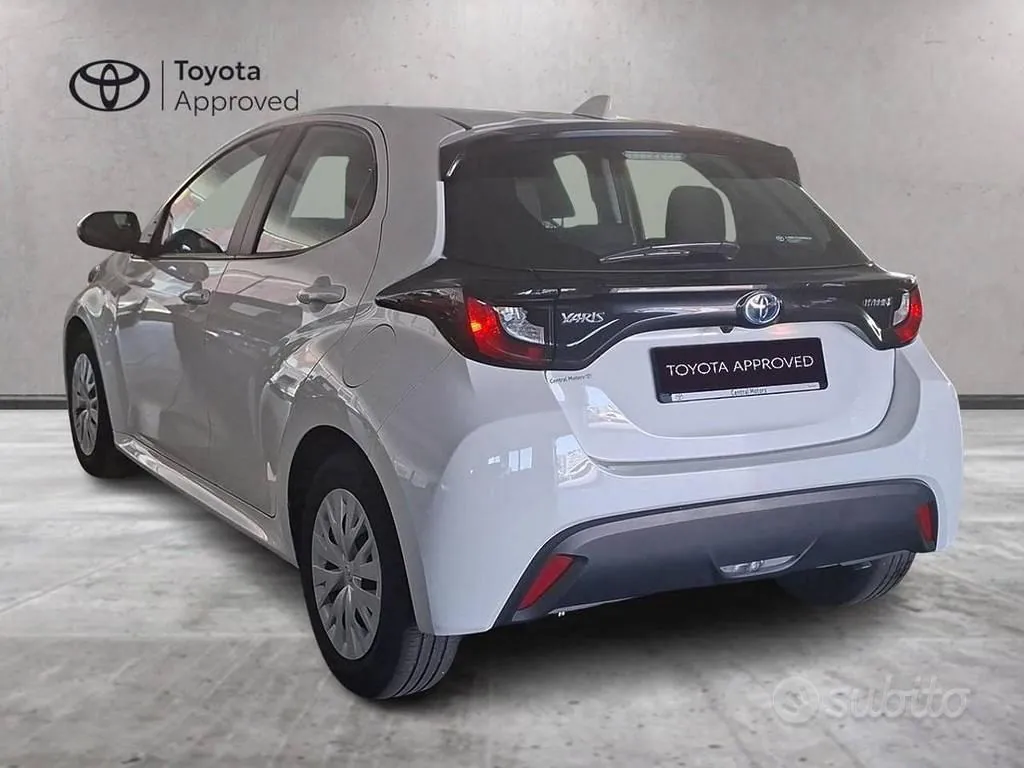 Toyota Yaris 2022 photo 2