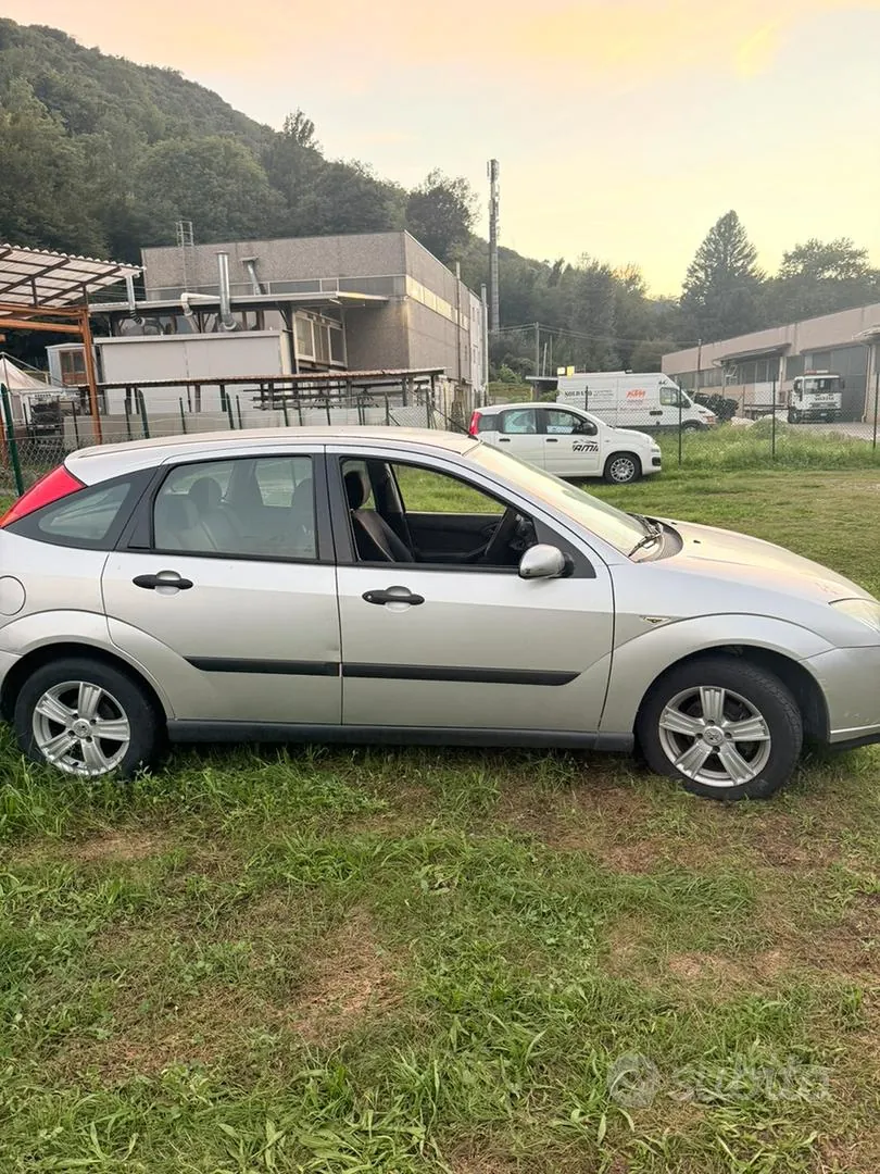 Ford Focus 2000 photo 2