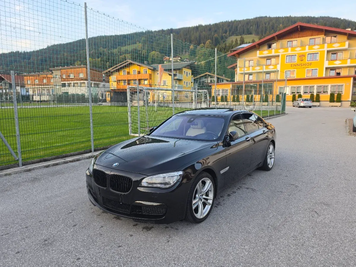 BMW 7 Series 2012 photo 2