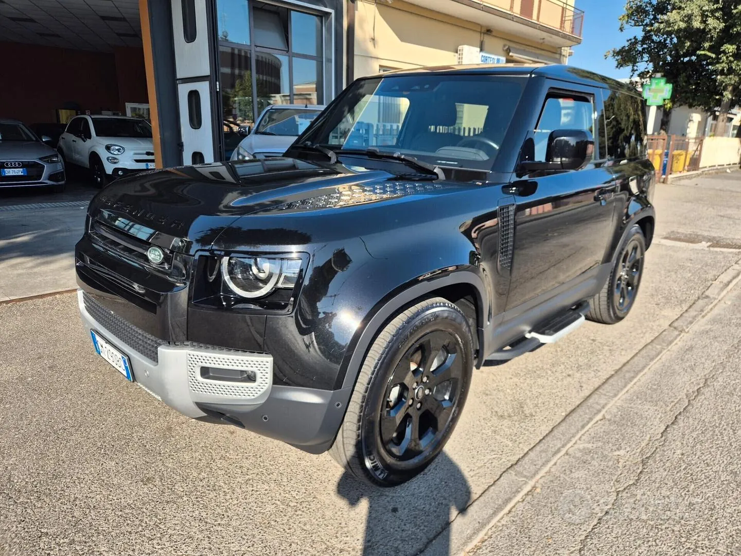 Land Rover Defender 2023 photo 2