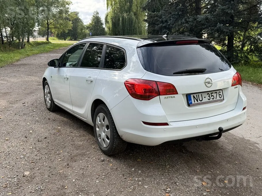Opel Astra 2011 photo 4