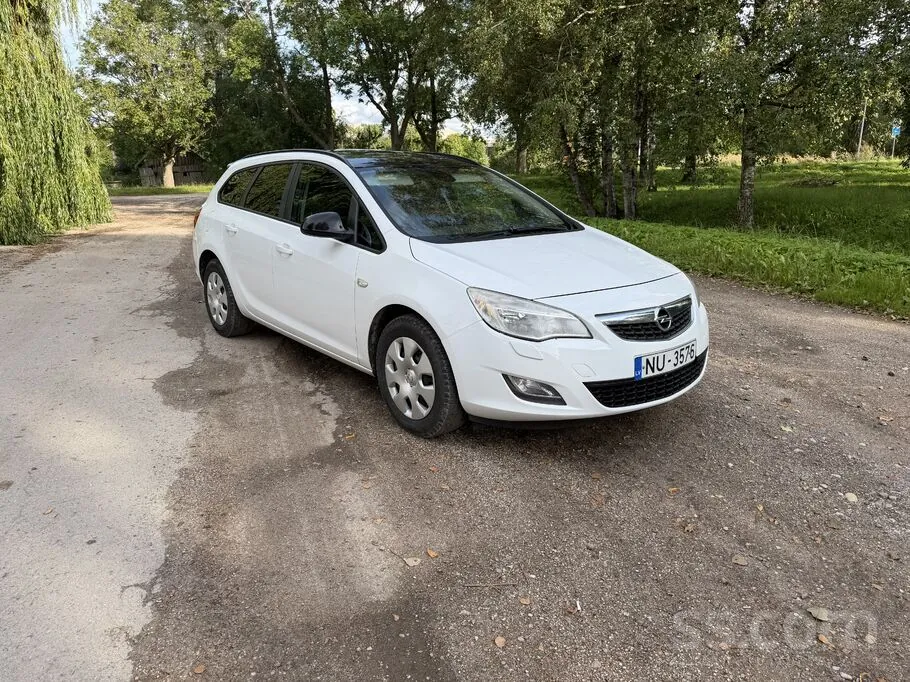 Opel Astra 2011 photo 2