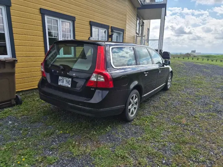 Volvo V70 2010 photo 3