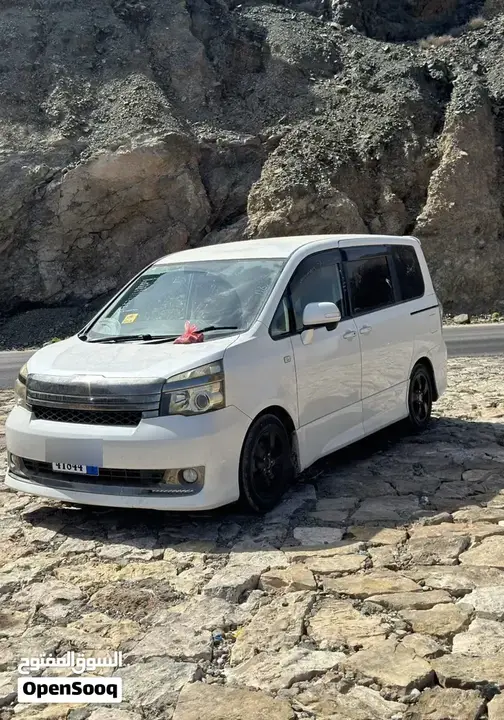 Toyota Voxy 2011 photo 4