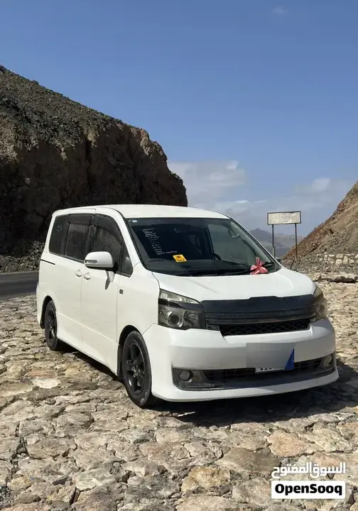 Toyota Voxy 2011 photo 3