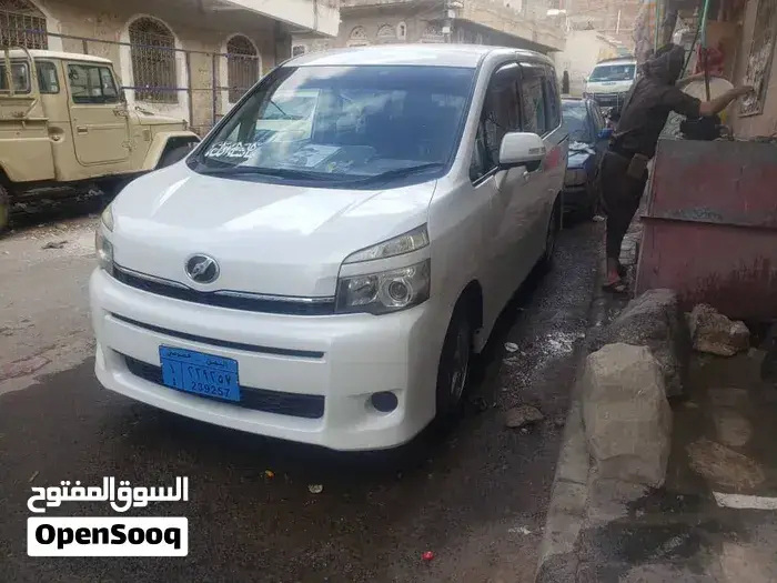 Toyota Voxy 2011 photo 5