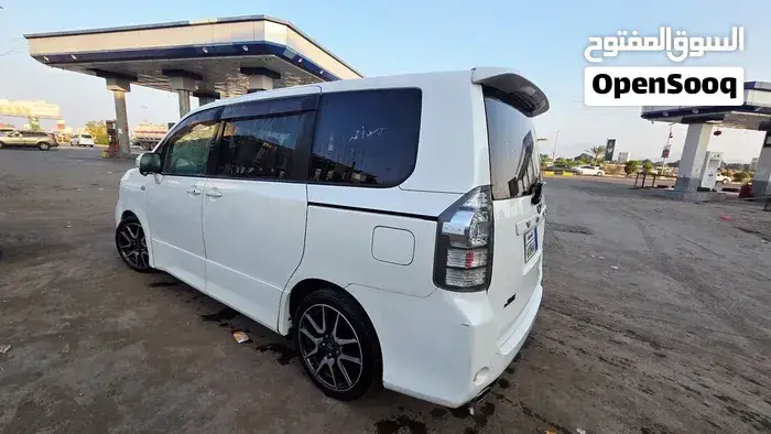 Toyota Voxy 2011 photo 2