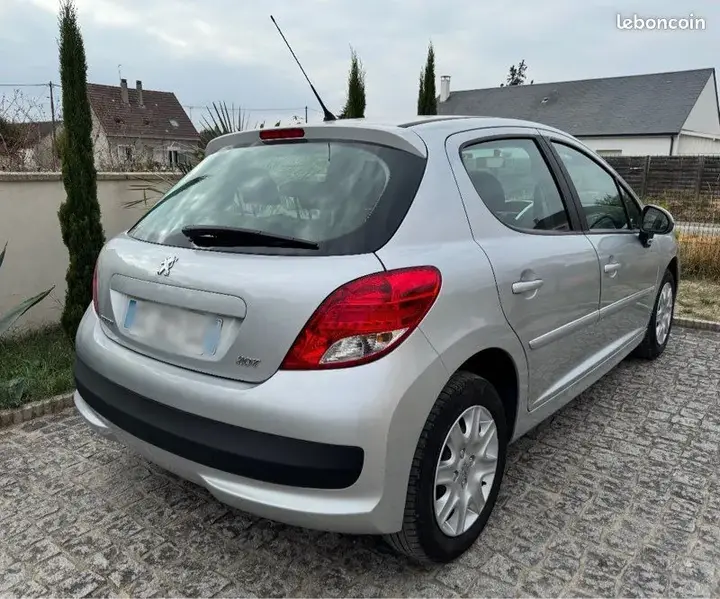 Peugeot 207 2012 photo 2