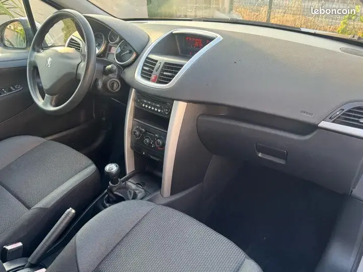 Peugeot 207 2012 photo 3