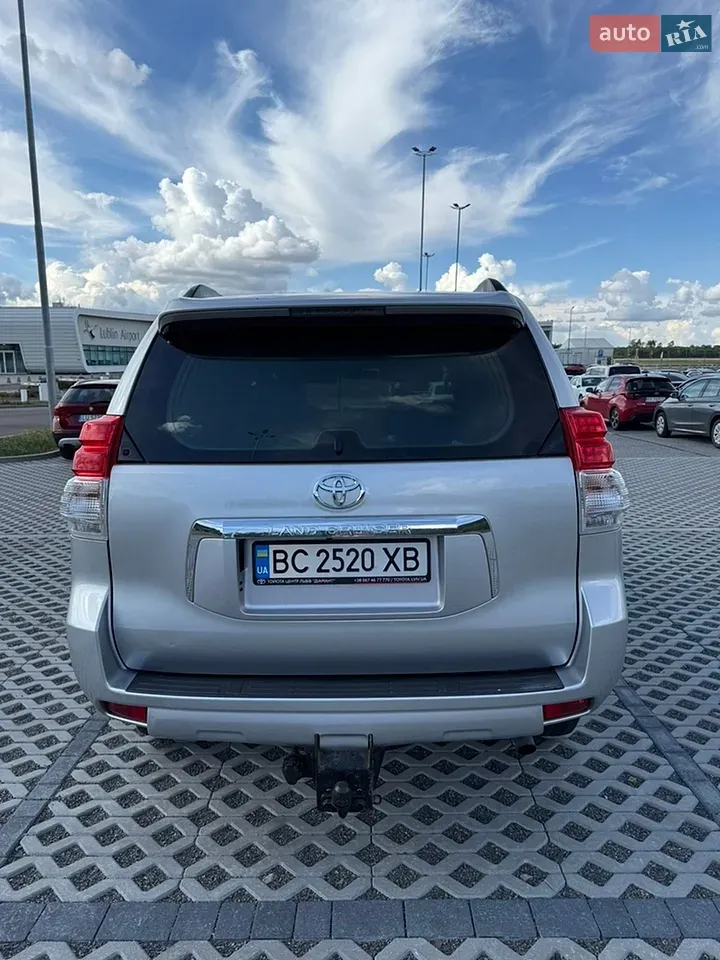 Toyota Land Cruiser 2010 photo 2