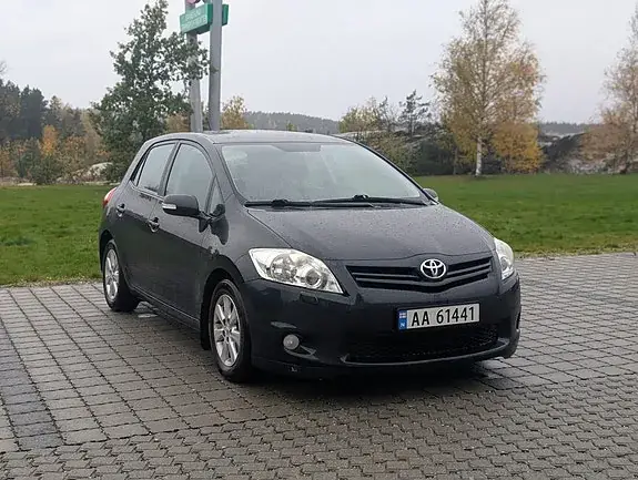 Toyota Auris 2012 photo 2