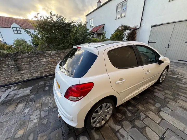 Peugeot 207 2011 photo 3
