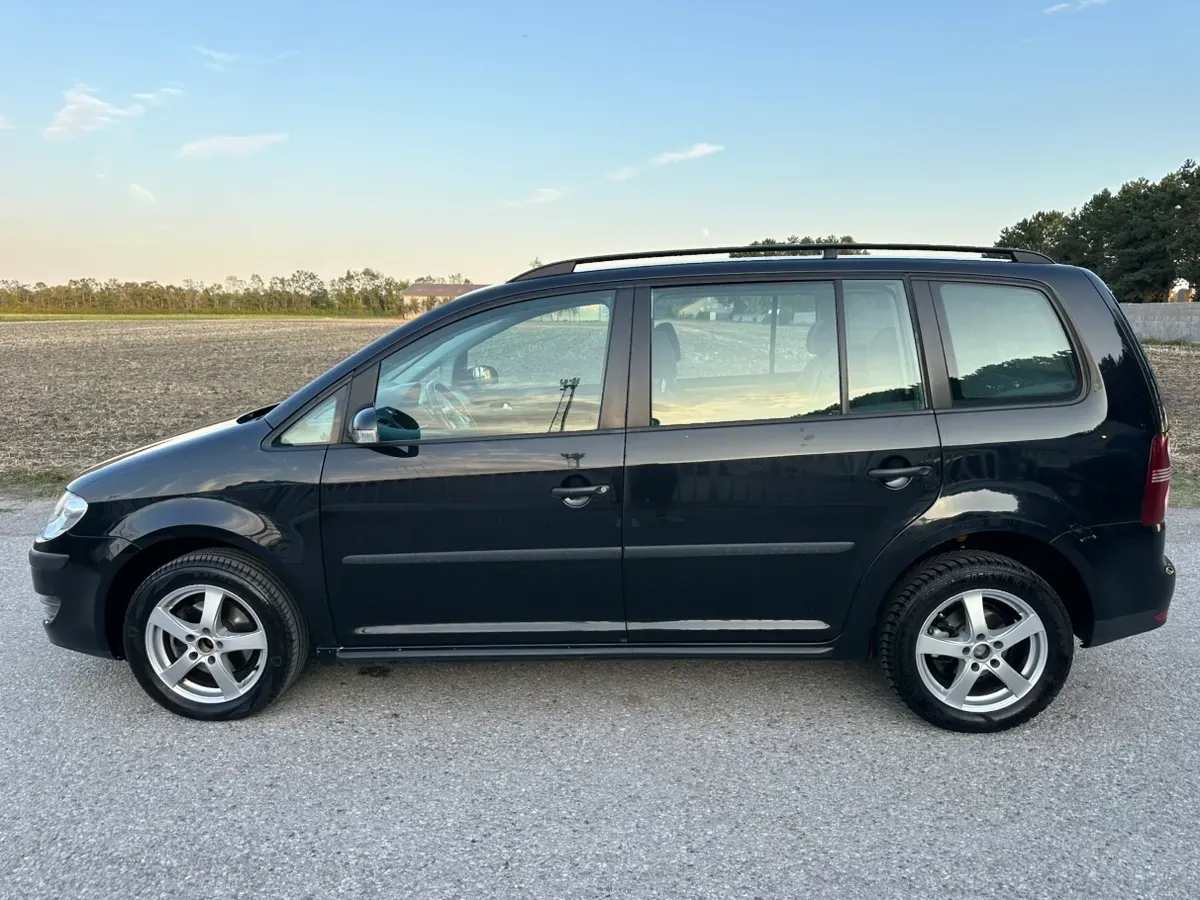 Volkswagen Touran 2008 photo 2