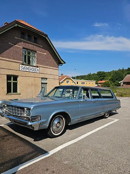 Chrysler Town & Country 1965 photo 2