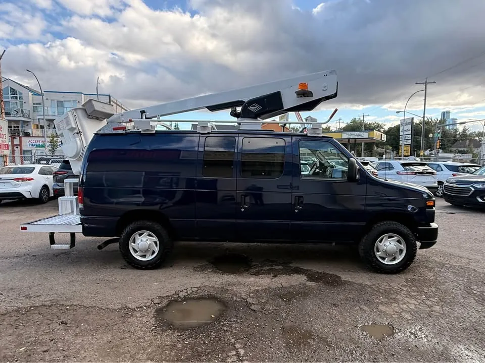 Ford E-350 Super Duty 2013 photo 4
