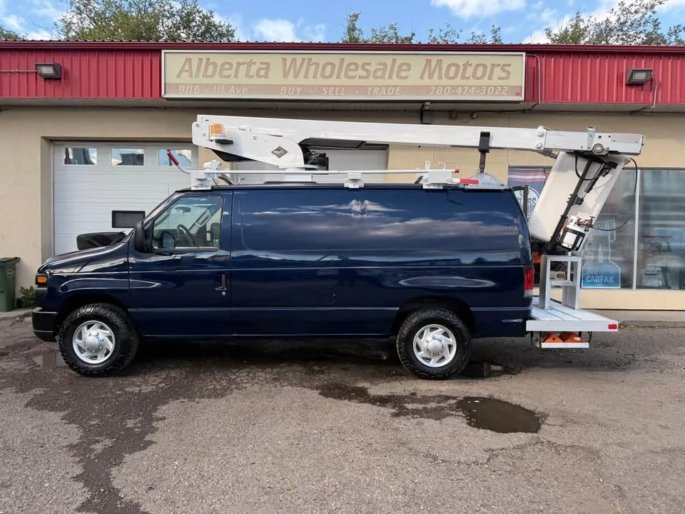 Ford E-350 Super Duty 2013 photo 2