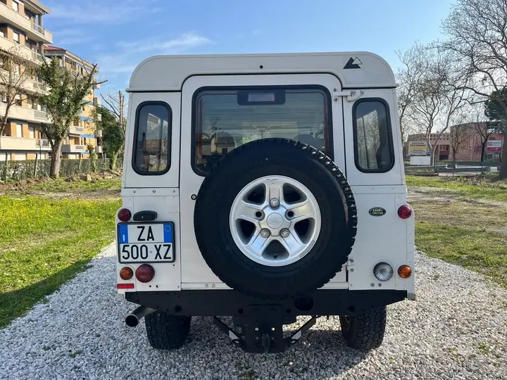 Land Rover Defender 2008 photo 3