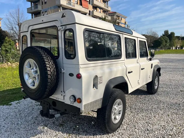 Land Rover Defender 2008 photo 4