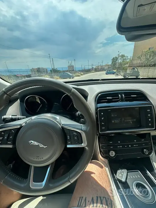 Jaguar Xe 2017 photo 5