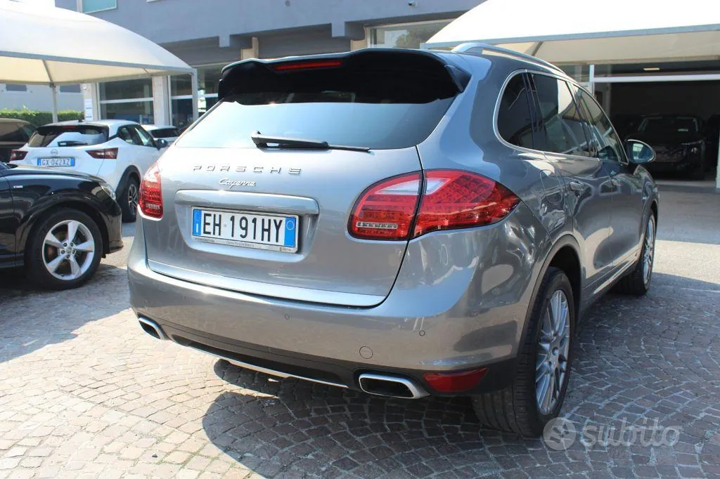 Porsche Cayenne 2011 photo 2