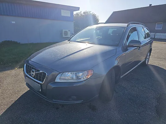 Volvo V70 2012 photo 2