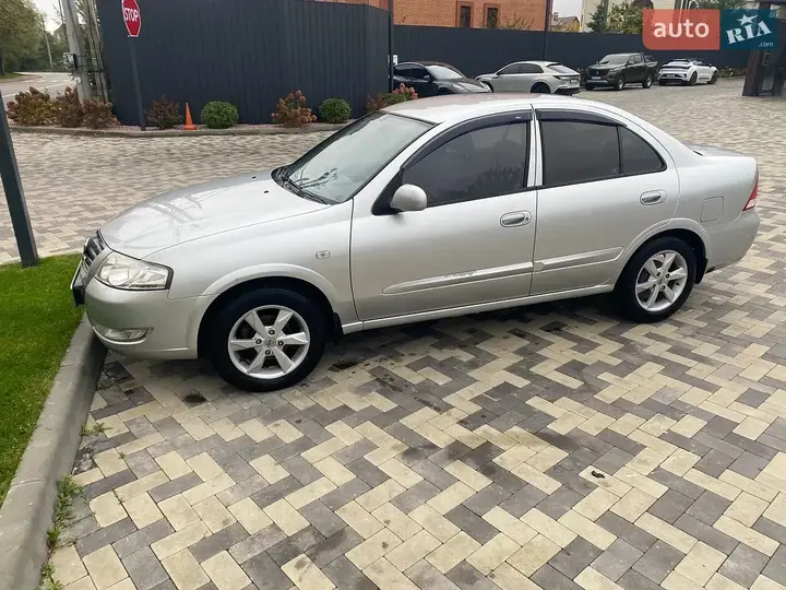 Nissan Almera 2012 photo 2
