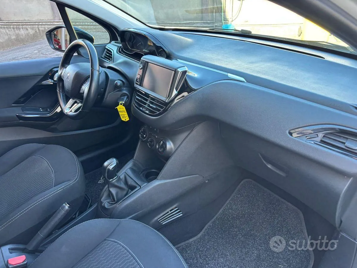 Peugeot 208 2018 photo 3