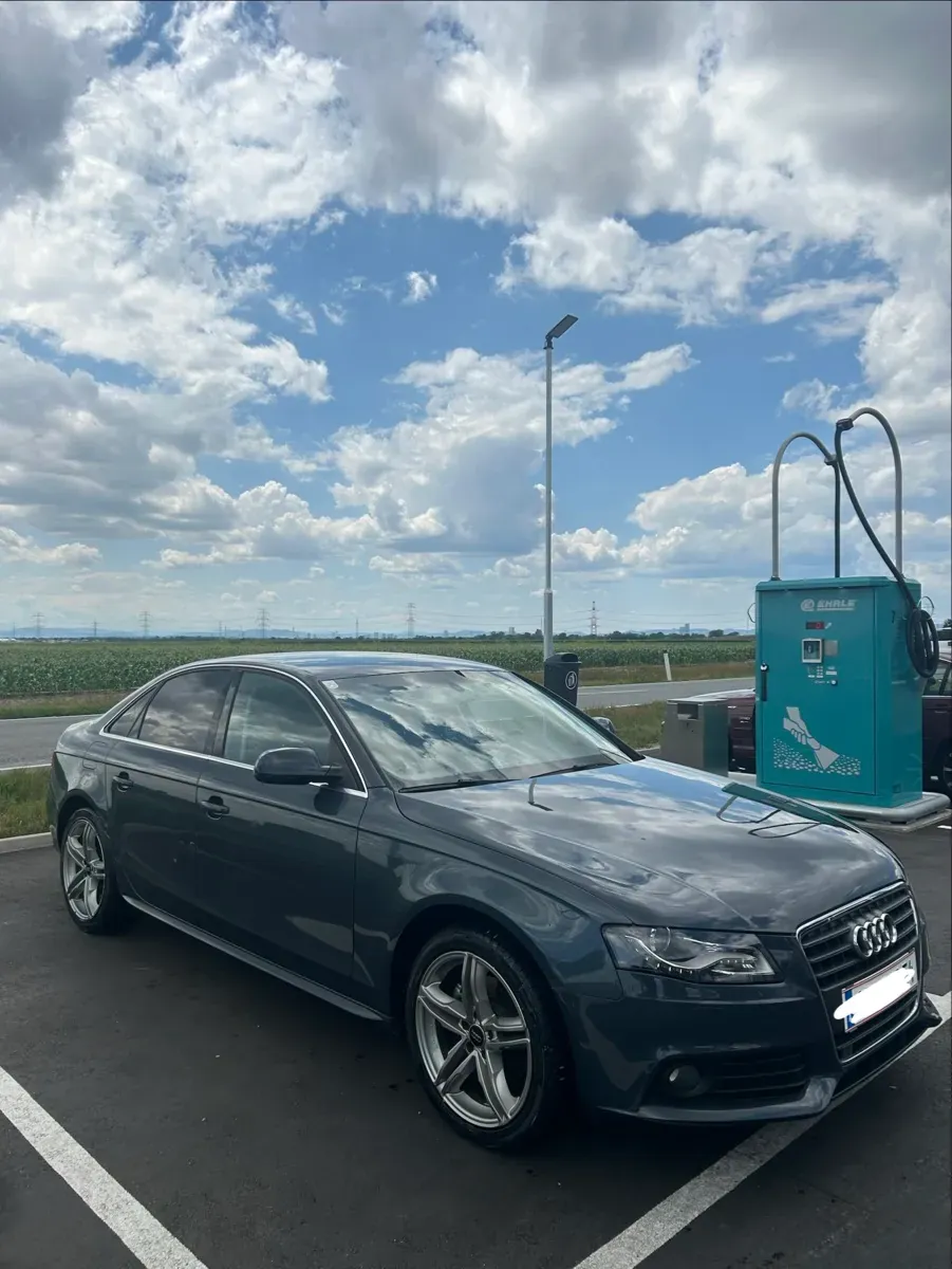 Audi A4 2009 photo 2