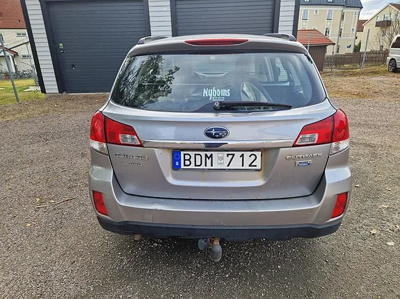 Subaru Outback 2011 photo 2